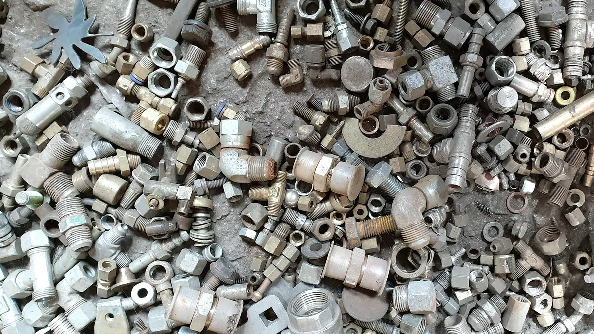 A heap of loose steel and brass pipe fittings